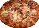 Пицца с грибами, помидорами и сыром