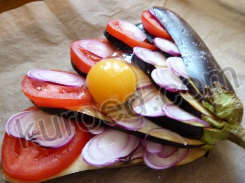 Запеченные баклажаны, пошаговое приготовление - полоски баклажана прослоить помидорами, луком и сыром