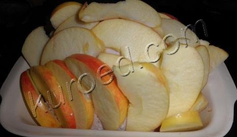 Балык из индюшки, пошаговое приготовление - мясо обложить яблоками