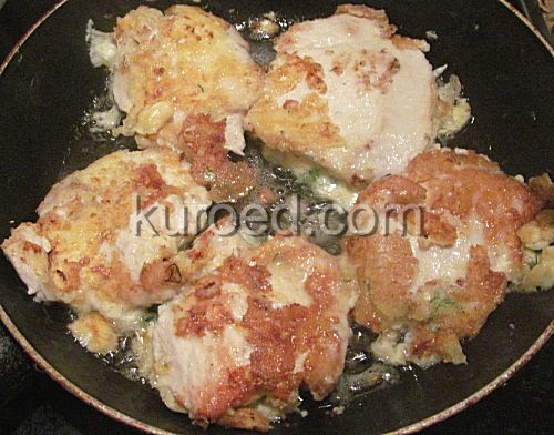 Куриные биточки с сырно-укропной начинкой, пошаговое приготовление - жарить до готовности под крышкой
