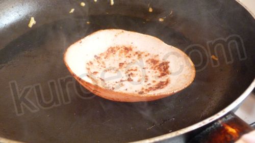 Глазунья в колбасной чашечке, пошаговое приготовление - обжарить кружок колбасы