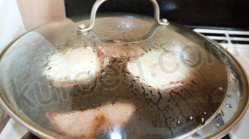 Глазунья в колбасной чашечке, пошаговое приготовление  -  накрыть сковороду крышкой