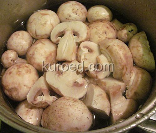 Грибы в сметане, пошаговое приготовление  - грибы залить холодной водой