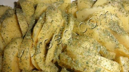 Картофель со сметаной, фоторецепт - Картофель нарезать и уложить в форму