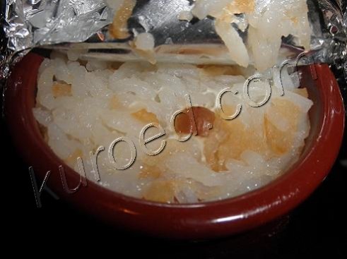 рисовая каша с изюмом, тыквой  и яблоками, запеченная в глиняном горшочке