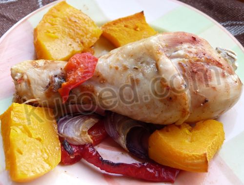Куриные голени в меду с гарниром из тыквы и овощей