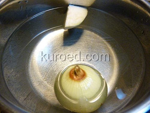 Куриные тефтели с рисом, фоторецепт - В воду для варки добавить лук и сельдерей