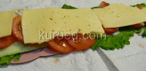 Бутерброды из лаваша, пошаговое приготовление  - выложить колбасу, сыр