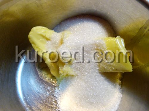 приготовление медовых коржей - масло и сахар
