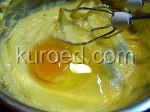 приготовление медовых коржей - добавляем яйца