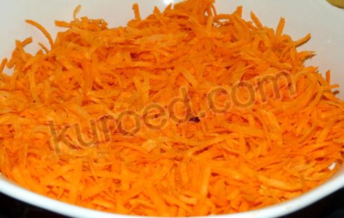 Морковный пирог с курицей, пошаговое приготовление - Половину моркови выложить на дно формы