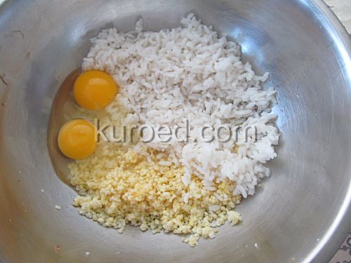 Рисовые котлеты, пошаговое приготовление - Яйца смешать с рисом и пшеном