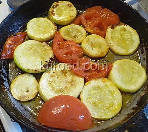 Омлет с помидорами и кабачками, пошаговое приготовление - нарезанные овощи слегка поджарить