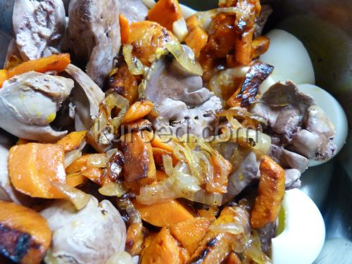 Паштет из отварной куриной печени, пошаговое приготовление - печень, яйца и овощи в кастрюльке