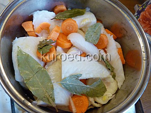 Рыба тушеная с овощами, пошаговое приготовление - слой рыбы+ лавровый лист