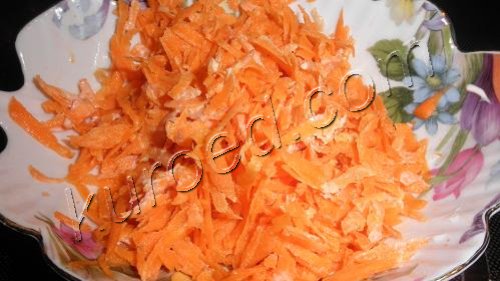 Салат из моркови с чесноком, приготовление - заправить майонезом