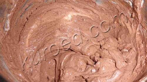 Шоколадный сметанный крем, приготовление - добавить сметану, перемешать