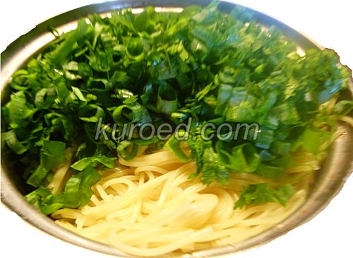 Спагетти с соусом Песто, пошаговое приготовление - добавить измельченную зелень