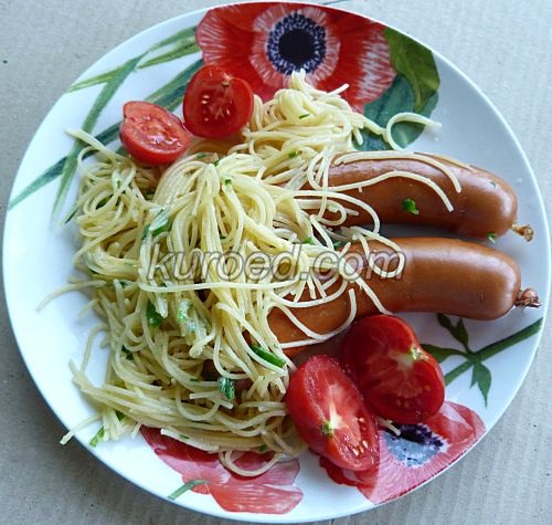 Спагетти с соусом Песто, помидорами и сосисками