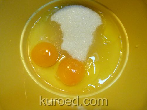 Сметанник День и ночь, пошаговое приготовление - Яйца взбить с сахаром