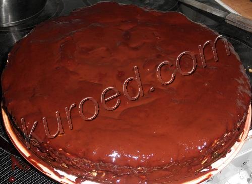 Торт Грильяж в шоколаде  - корж смазать шоколадной помадкой