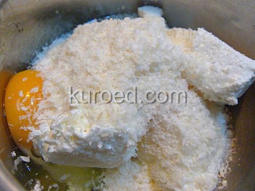 Чизкейк с кокосом, пошаговое приготовление  - творог смешать с сахаром, кокосом и яйцами