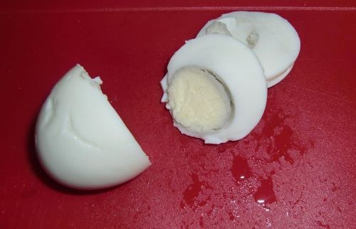 салат из огурцов и редиски, пошаговое приготовление - нарезать яйца