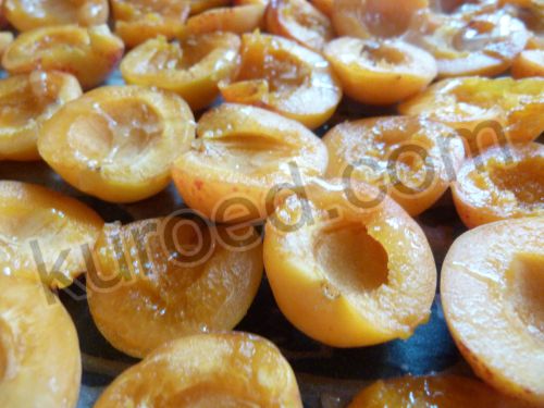 Вяленые абрикосы в меду, пошаговое приготовление - выложить на противень