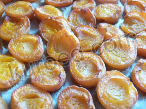 Вяленые абрикосы в меду, пошаговое приготовление - Подвяливать при средней температуре до готовности