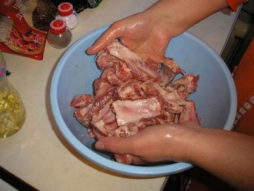 Мясо с картошкой  в духовке, фоторецепт - ребра порезать, посолить и сбрызнуть маслом