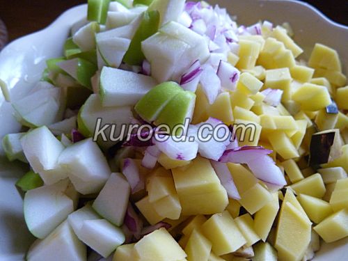 Запеканка с фаршем, картофелем и баклажанами, пошаговое приготовление  - нарезать яблоки и лук