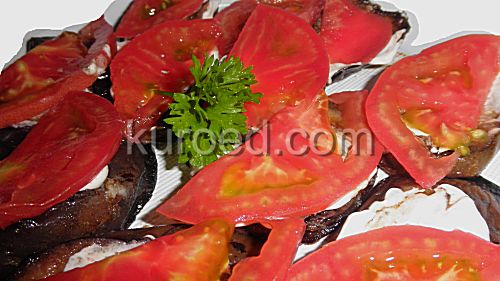 Жареные баклажаны с чесноком, моцареллой и помидорами