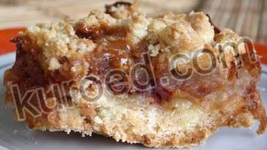 Тертый яблочный пирог с соленой карамелью 