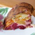 Шарлотка с вишнями и абрикосами