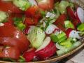 салат из огурцов, помидоров и редиски