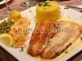 запеченный лосось под сырным соусом с горошком, капустой и рисом