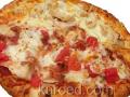 Итальянская пицца с помидорами, сыром и курицей