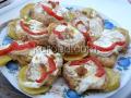 Отбивные из индейки, запеченные в духовке на подложке из картофеля с луком. сметаной и болгарским перцем