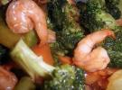 Креветки с овощами в чесночном соусе