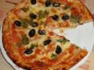 Пицца с ветчиной и маслинами