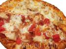 Итальянская пицца с помидорами, сыром и курицей