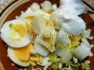 Салат из яиц и зеленого лука со сметаной