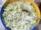 Салат с капустой, яйцом и зеленым луком