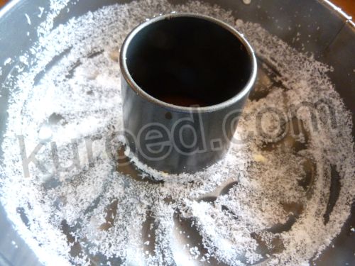 Абрикосовый манник, пошаговое приготовление - Форму для выпечки смазать маслом и присыпать сухарями