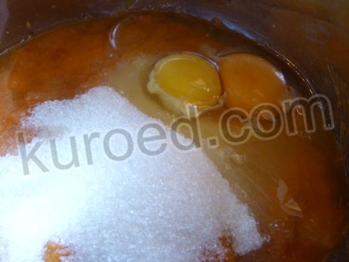 Абрикосовый манник, пошаговое приготовление  -  Добавить сахар, яйца
