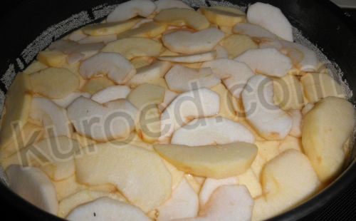 Яблочный пирог со сливочным кремом, пошаговое приготовление - тесто - в форму, на него - яблоки