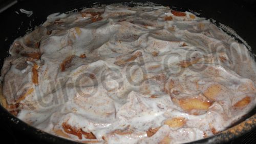 Яблочный пирог со сливочным кремом, пошаговое приготовление - залить сметанным кремом