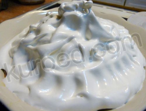Блинчатый торт с заварным кремом, пошаговое приготовление - Сверху  торт покрыть взбитыми белками