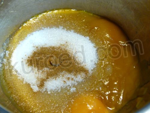 Торт Негр в пене, пошаговое приготовление - В кастрюльку выложить фруктовое пюре, сахар, яйцо, желтки...