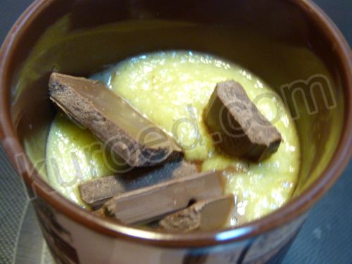Домашний шоколадный пломбир, пошаговое приготовление - растопить шоколад в горячем желтковом креме